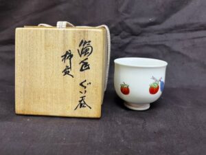 十四代酒井田柿右衛門の濁手柿文ぐい吞みの作品写真